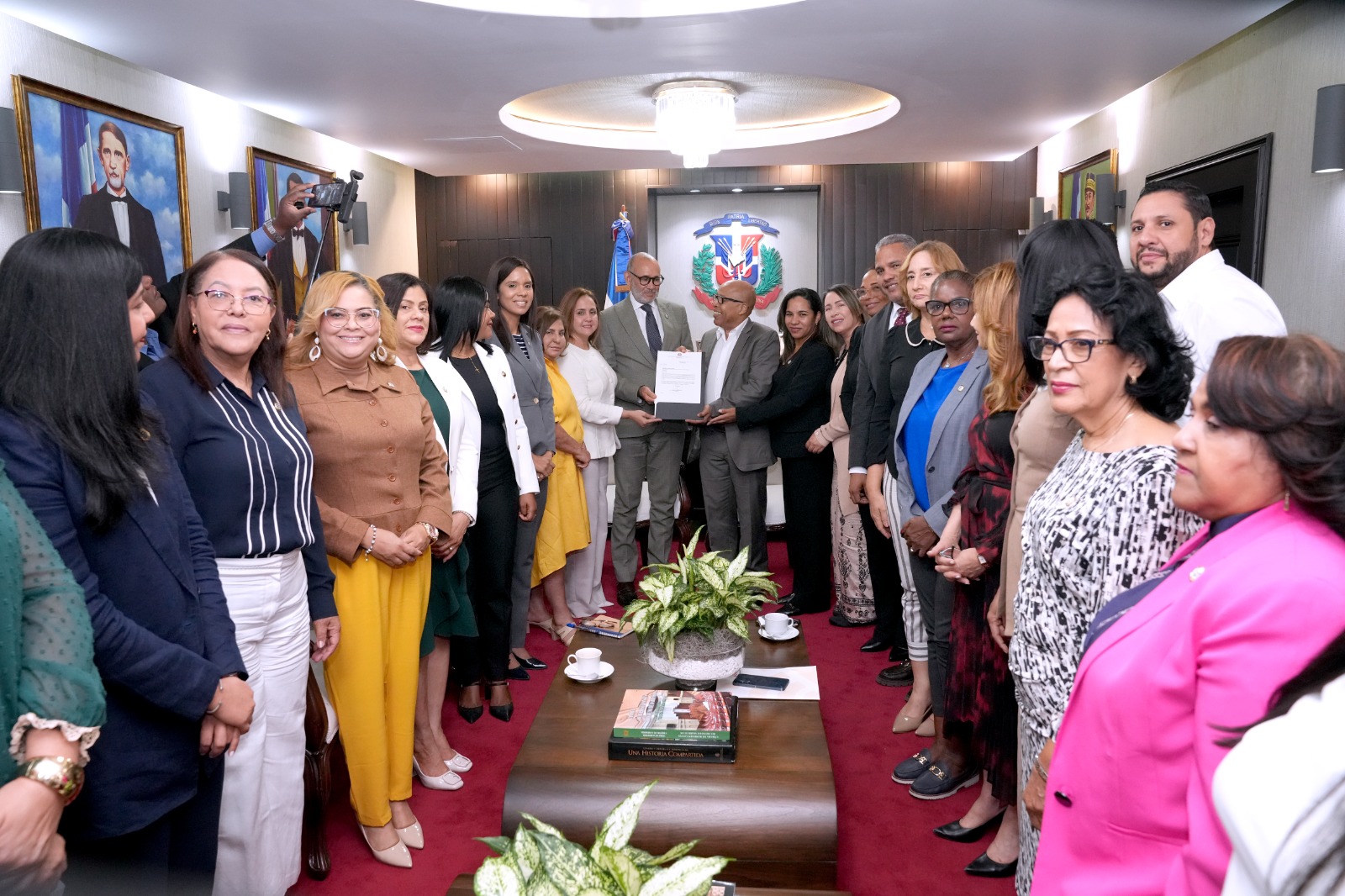 Cámara de Diputados entrega resolución a INABIE para implementación de kits de higiene menstrual en escuelas públicas